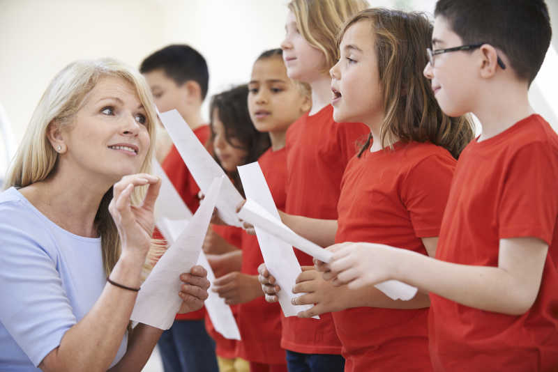 老师训练学生唱歌