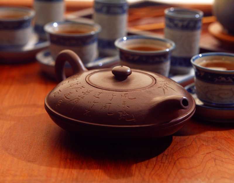 木制桌面上的陶瓷茶具