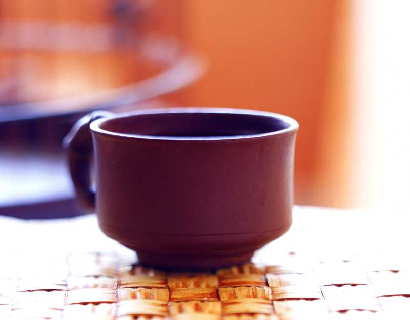 棕色陶瓷茶碗