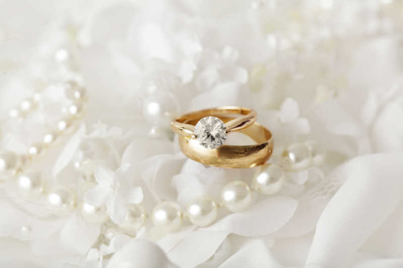 象征着婚姻的戒指