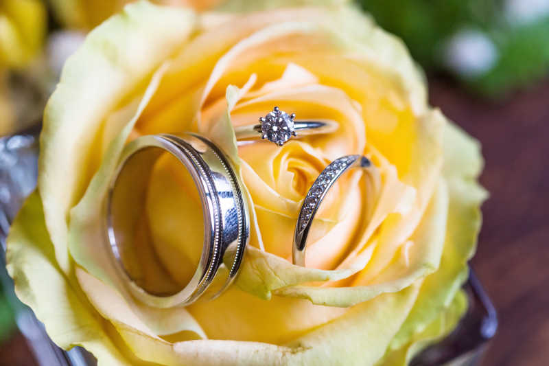 花瓣中的结婚戒指