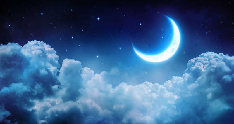 晚上云中美丽的月亮
