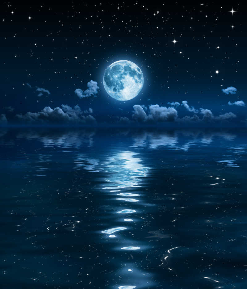夜晚海上美丽的月亮