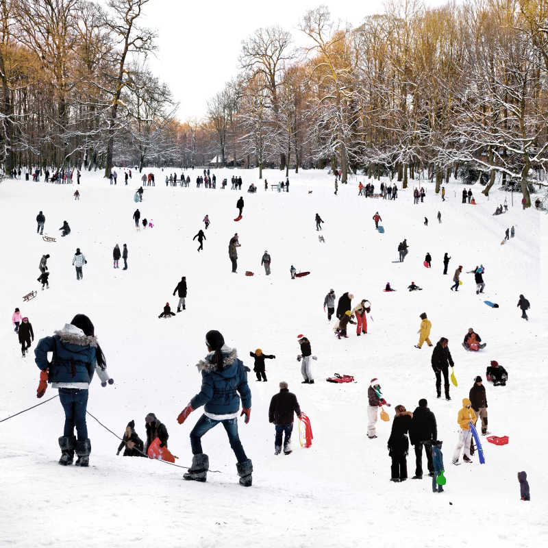 冬季在公园里玩耍滑雪的人们