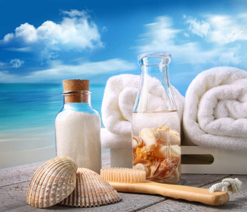 海滩上的洗浴配件和蓬松毛巾