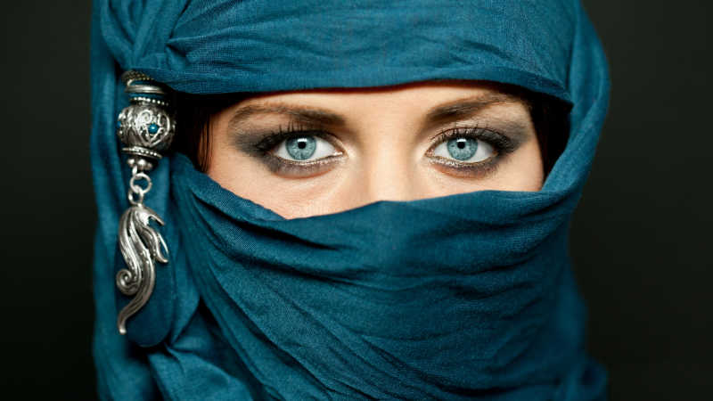 阿拉伯带头巾的女孩的双眼