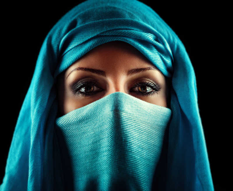 带着蓝色头巾的阿拉伯女性