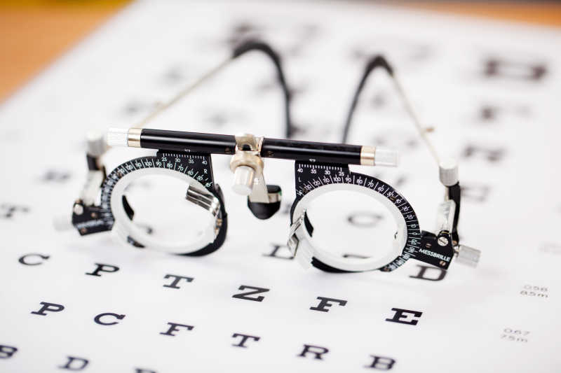 黑白视力表上的眼视力测试眼镜