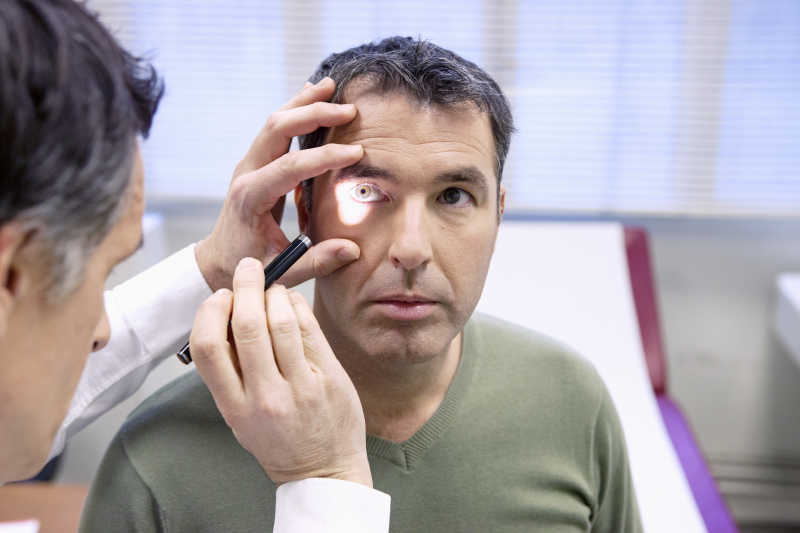 男性在接受验光师进行眼科检查
