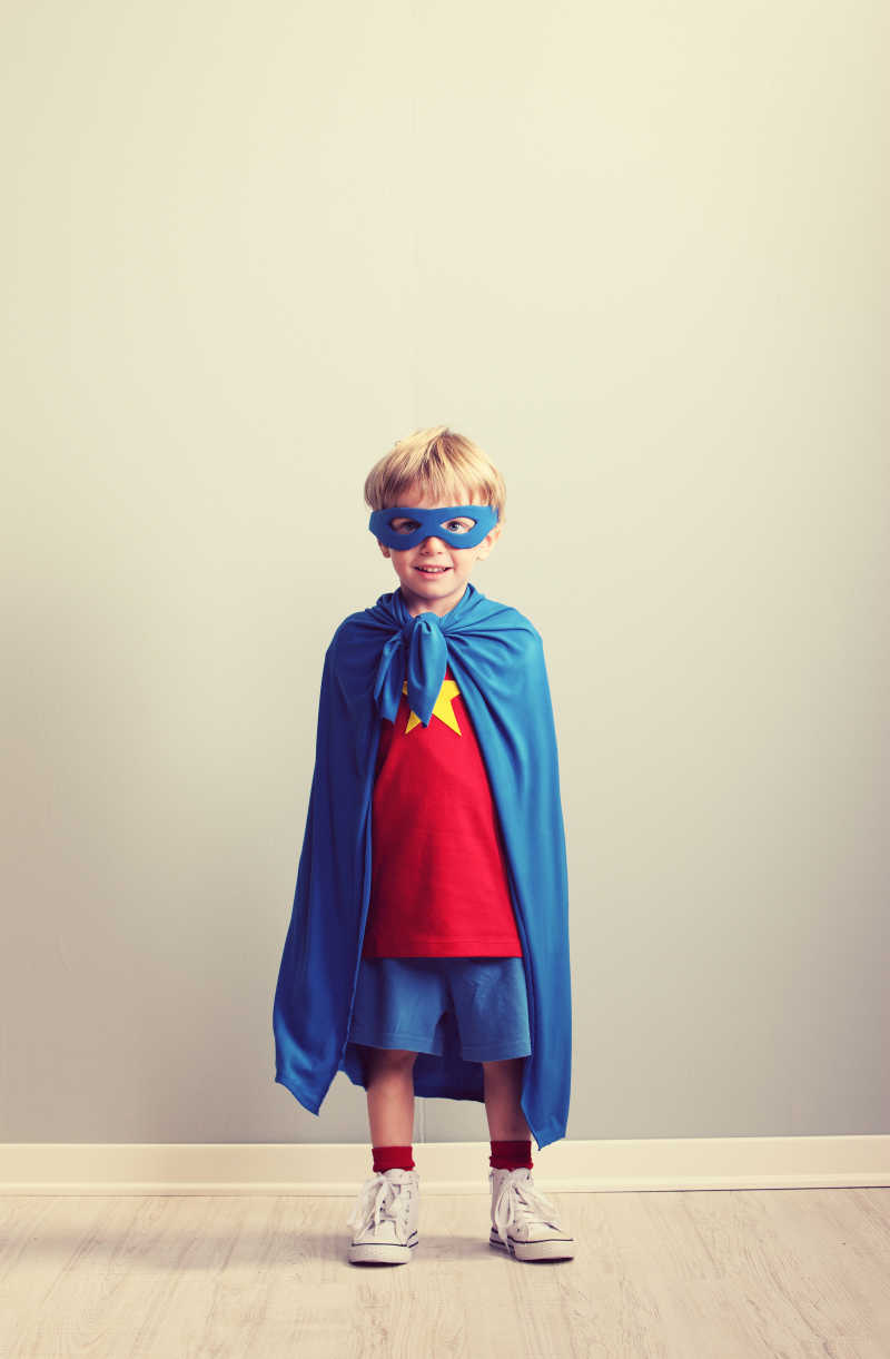 一个小男孩梦想成为超级英雄
