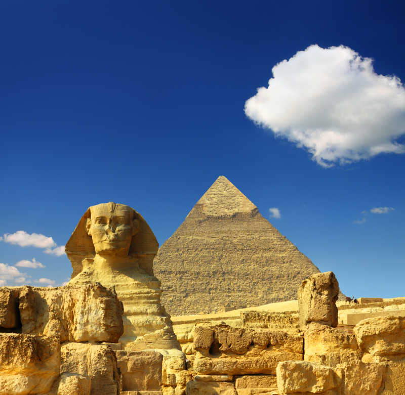 著名的古埃及胡夫金字塔和狮身人面像在Giza