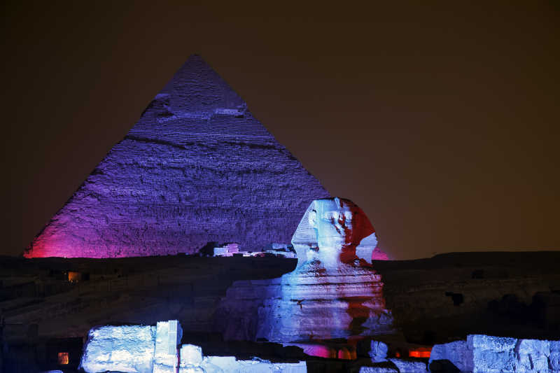 吉萨金字塔和狮身人面像点亮魔术和灯光表演