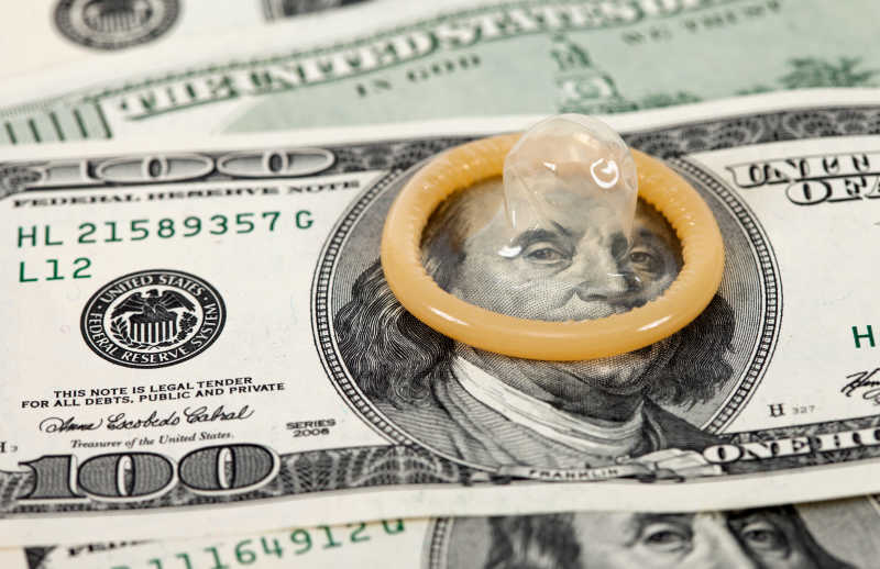 避孕套和美元钞票