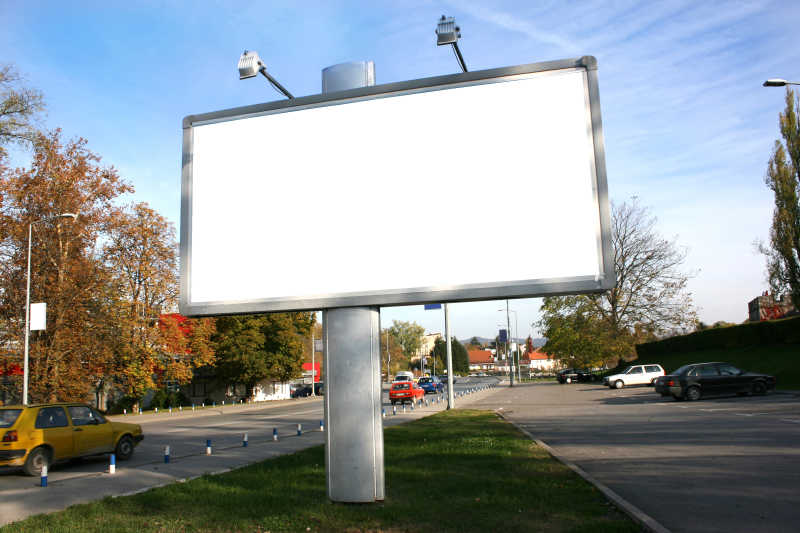 公路边的空白广告牌