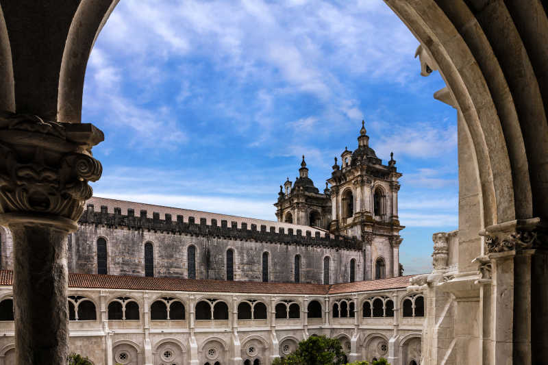 蓝天下的葡萄牙阿尔科巴萨修道院