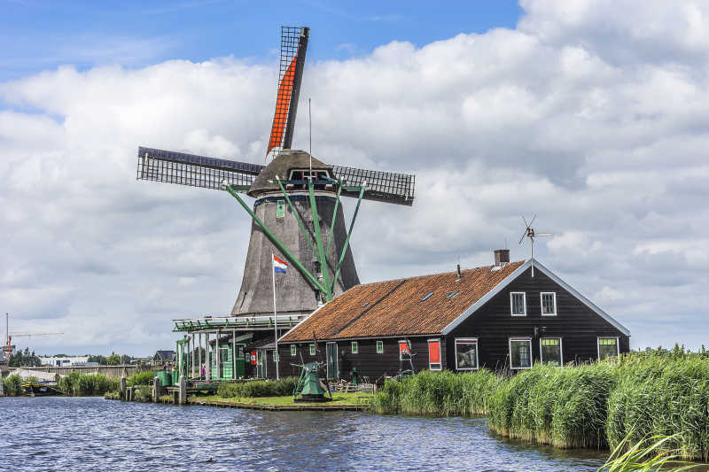 传统的荷兰木制风车和小屋