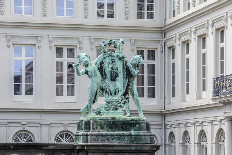 比利时皇家图书馆门口的雕像