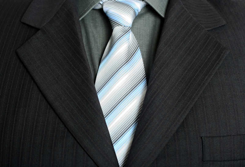 绿色条纹领带搭配灰色条纹西服
