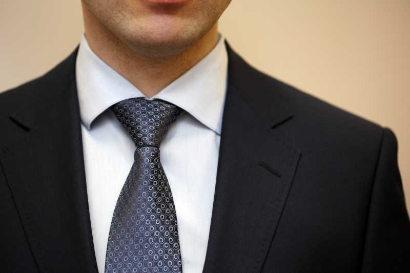 深蓝色点状领带搭配黑色西服