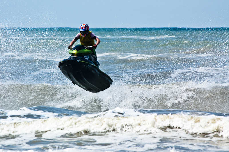 参赛者驾驶着摩托艇冲出水面