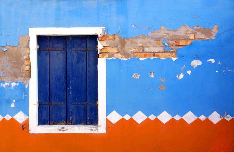蓝橘色的墙壁