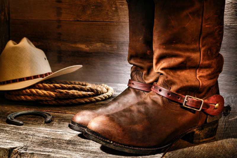 传统的帽子皮革马靴和西部牛仔的双绳