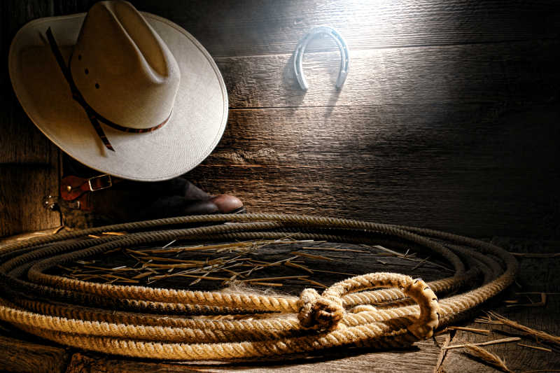 美国西部的牛仔套索绳子和帽子