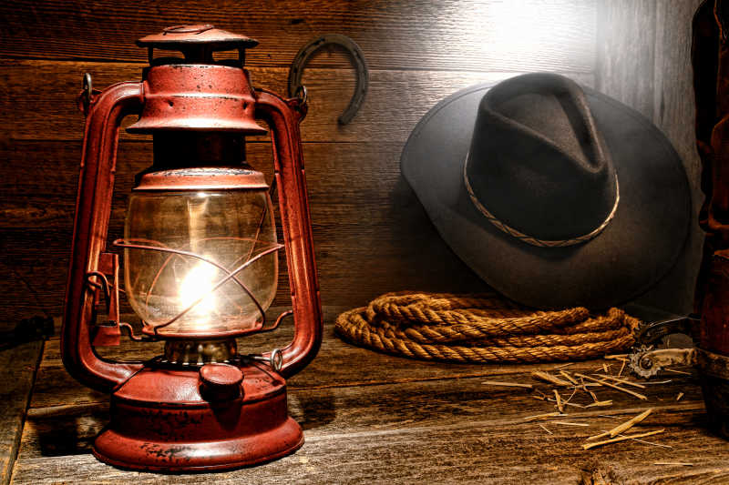 老木仓的老式煤油灯和帽子牧场套索绳