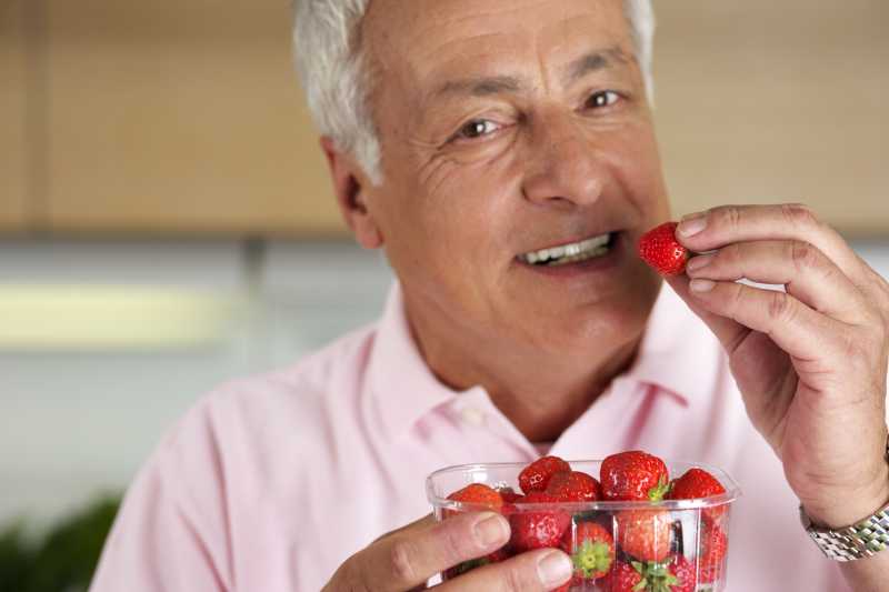 正在吃草莓的丈夫