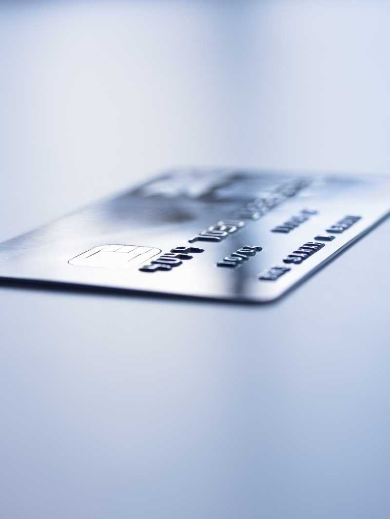 灰色背景上的信用卡