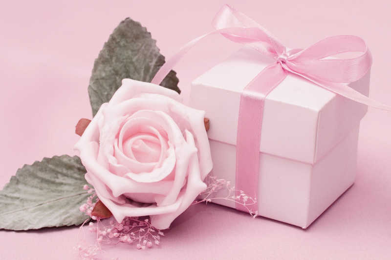 粉色的玫瑰花和粉色礼品盒