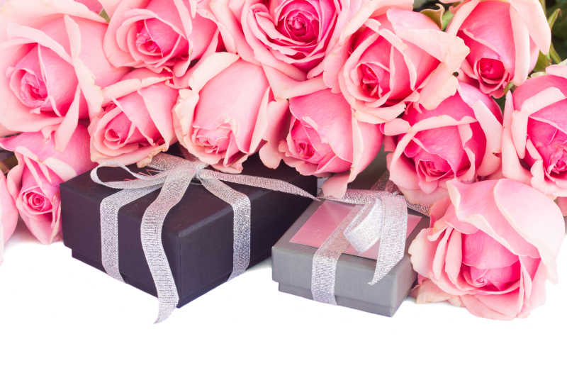 粉色玫瑰下放着小的礼品盒