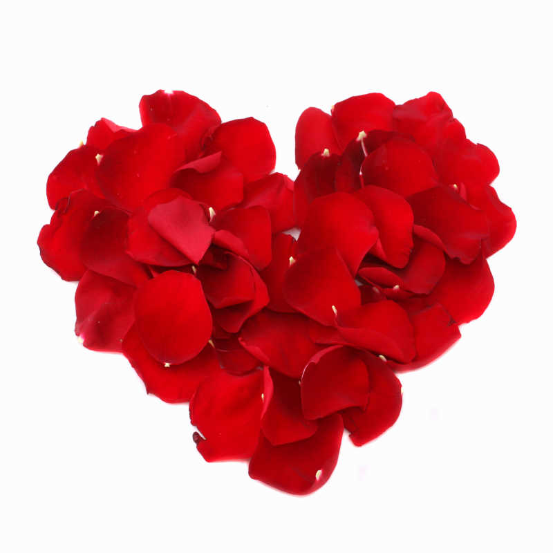 玫瑰花瓣组成的心型图案