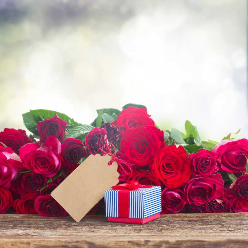 玫瑰花和小礼品盒