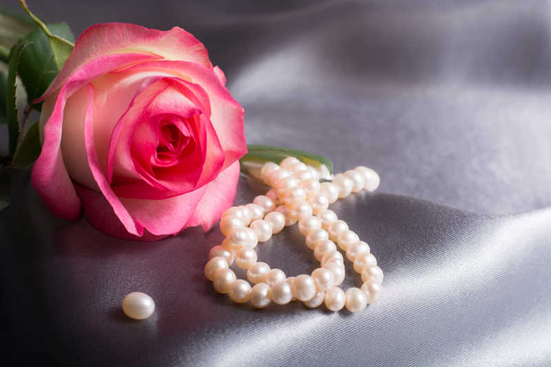 粉红色玫瑰和珍珠项链