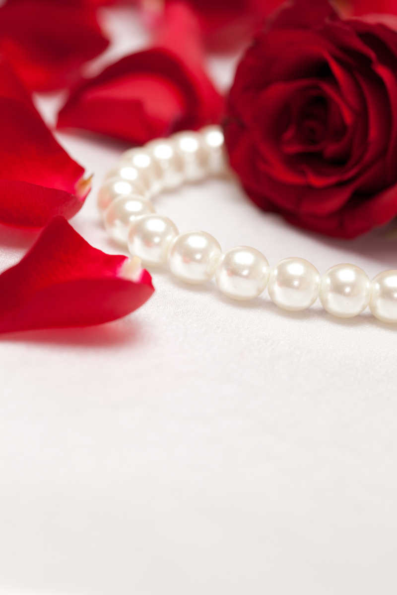 珍珠项链搭配红色玫瑰