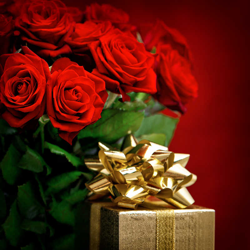 玫瑰花束和金黄色礼盒