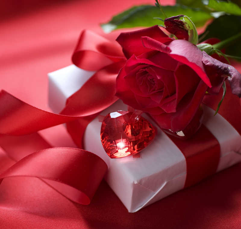 红色背景下玫瑰装饰的礼盒