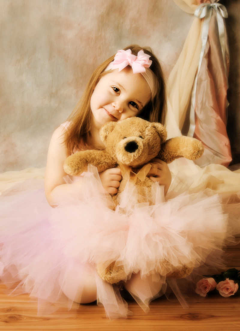 抱着毛绒玩具泰迪熊的小女孩