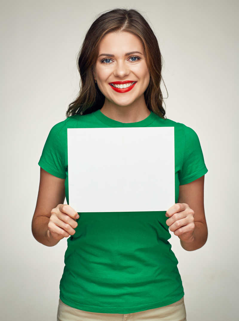 微笑的年轻女子展示白色的牌子做广告牌
