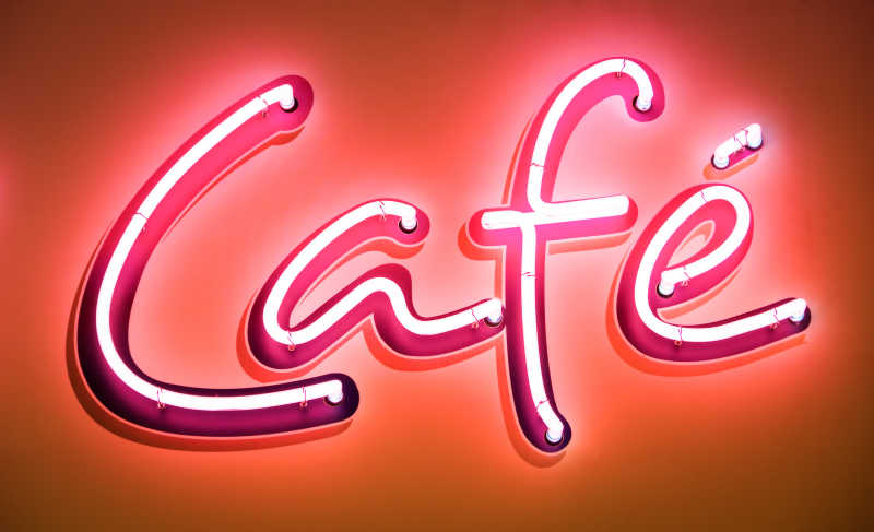 红色背景下粉色的咖啡馆霓虹灯标志