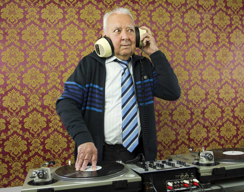 一个很时髦的老爷爷DJ混音记录