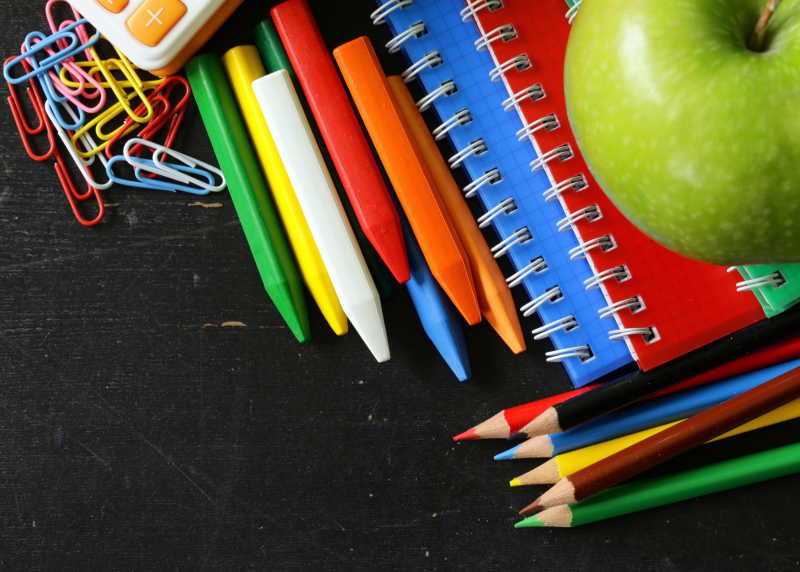 彩色铅笔和笔记本和苹果