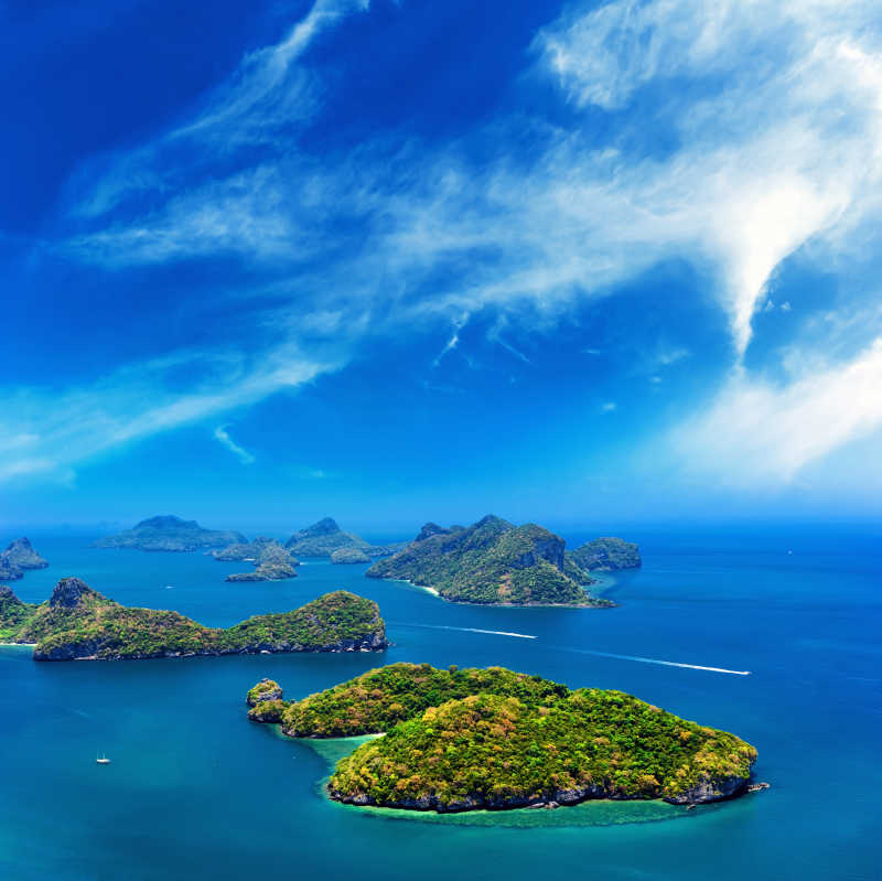 空中航拍的海洋岛屿全景