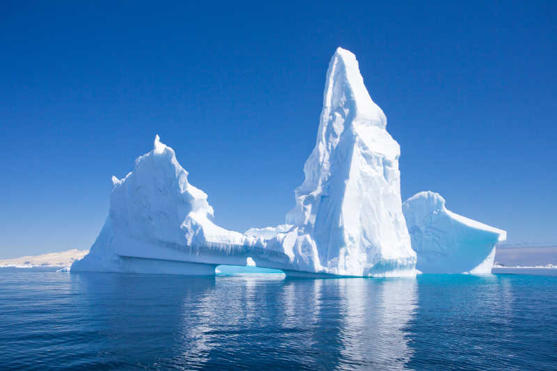 南极洲美丽的海上冰山