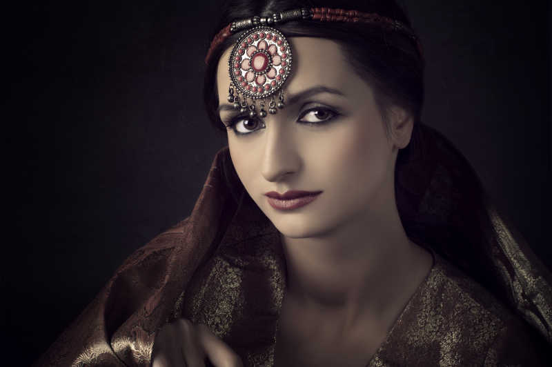 美丽的印度黑发女人