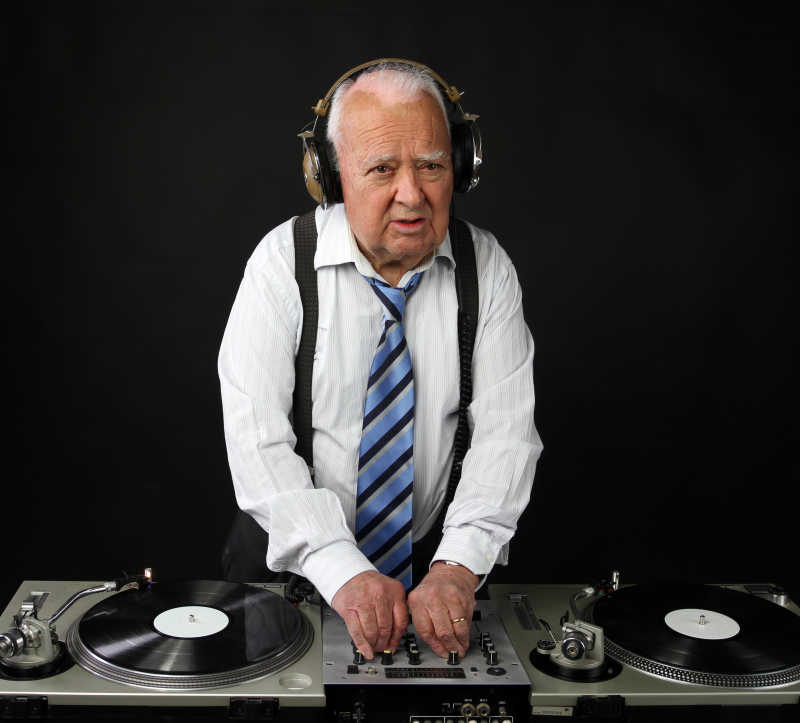 扮演DJ的老年男性