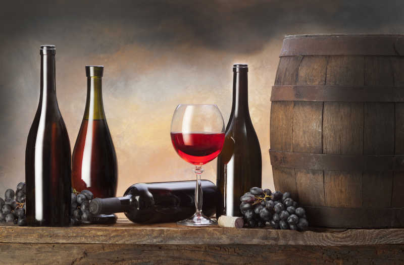 木桌上的葡萄酒和新鲜葡萄