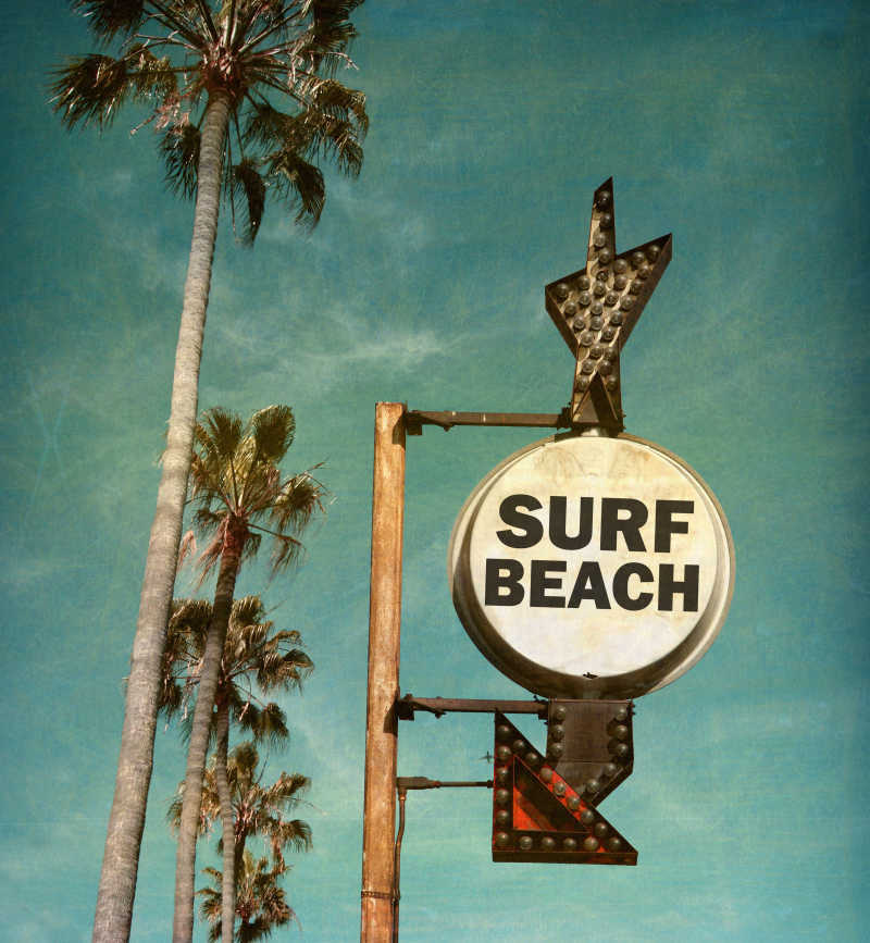 海滩冲浪标志与棕榈树