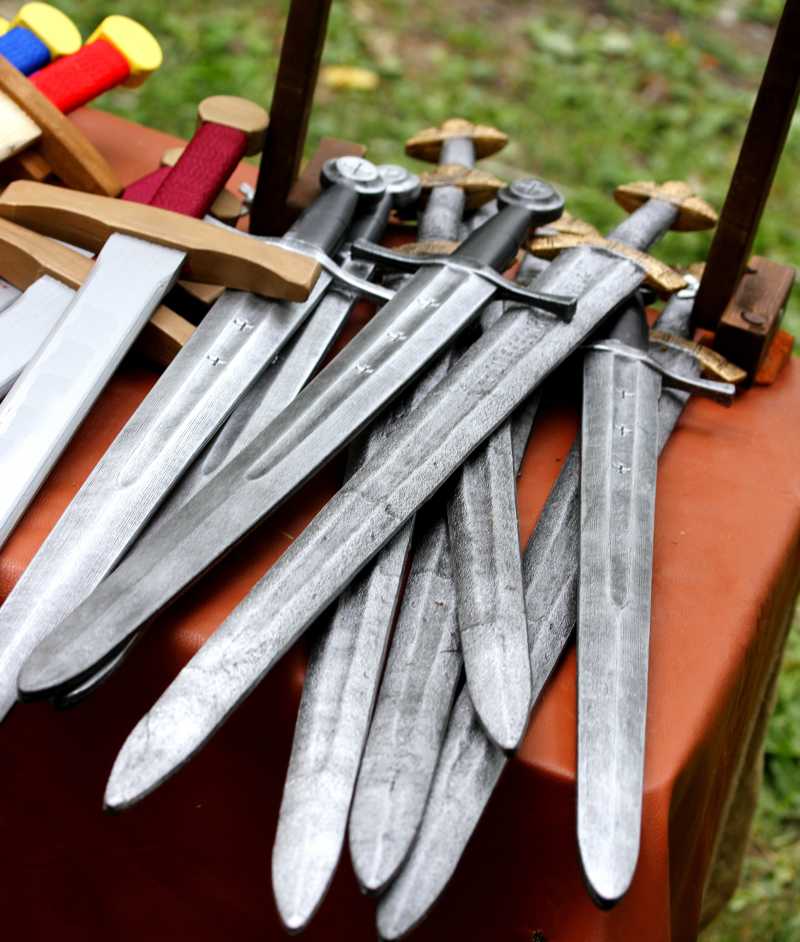 中世纪文物市场桌子上出售的剑